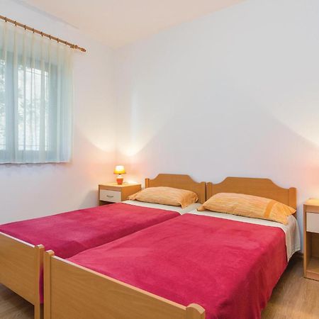 Beautiful Apartment In Porec With Kitchen المظهر الخارجي الصورة