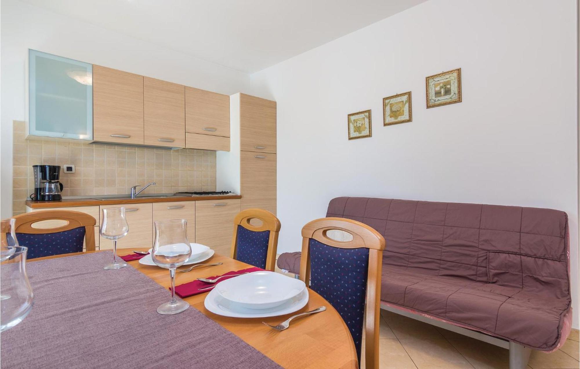 Beautiful Apartment In Porec With Kitchen المظهر الخارجي الصورة
